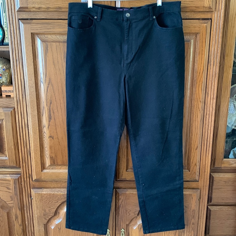 Black Gloria Vanderbilt Amanda jeans size 16.  like new